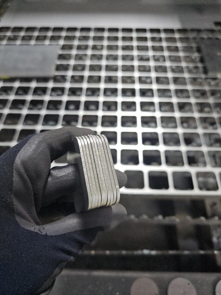 lasersko rezanje čelika lasersko rezanje inoxa laser cut aluminij primjer izrezanog čeličnog dijela lasersko rezanje metalnih ploča