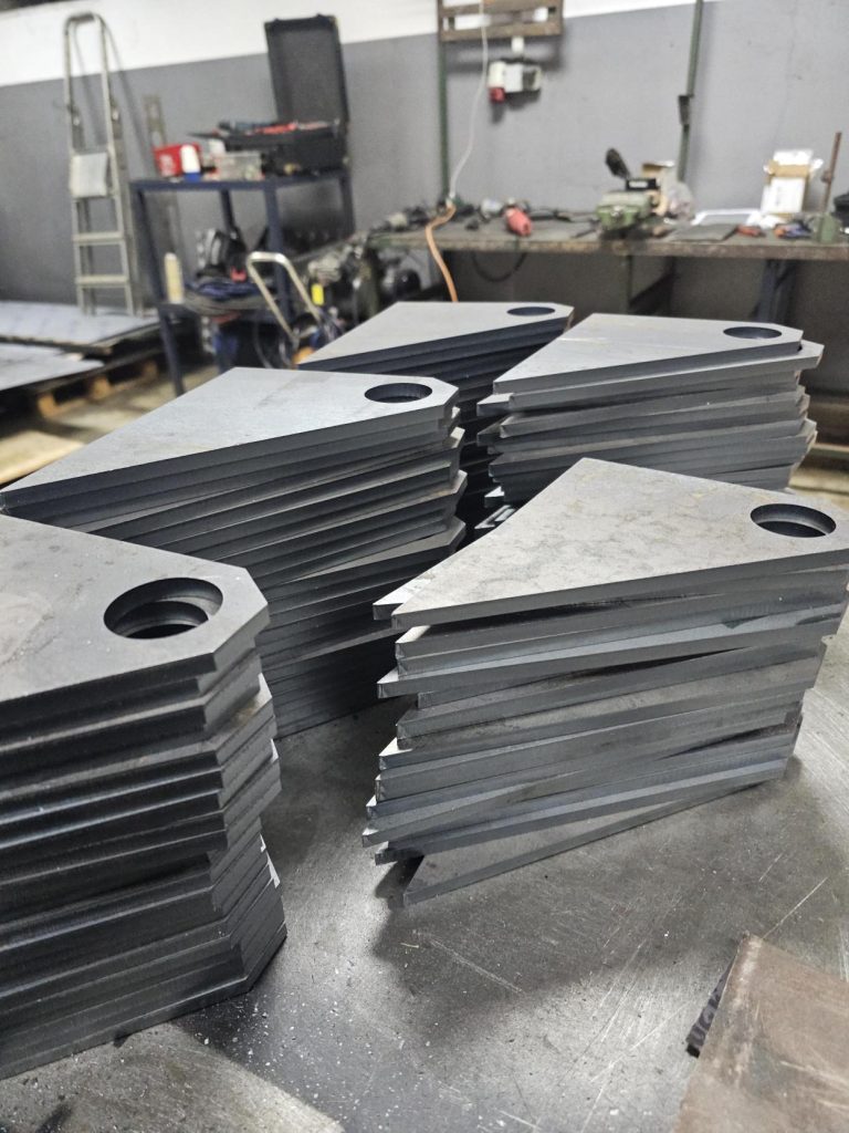 lasersko rezanje čelika lasersko rezanje inoxa laser cut aluminij primjer izrezanog čeličnog dijela lasersko rezanje metalnih ploča